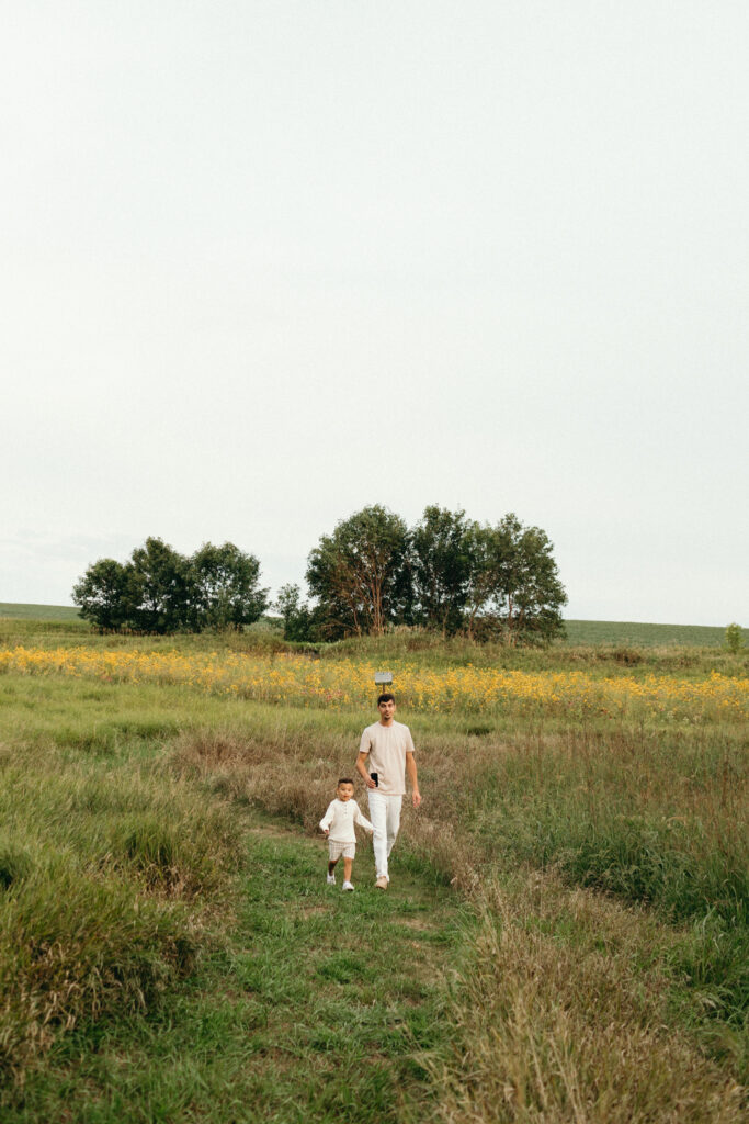 Palisades State Park Family Session with Wildflowers