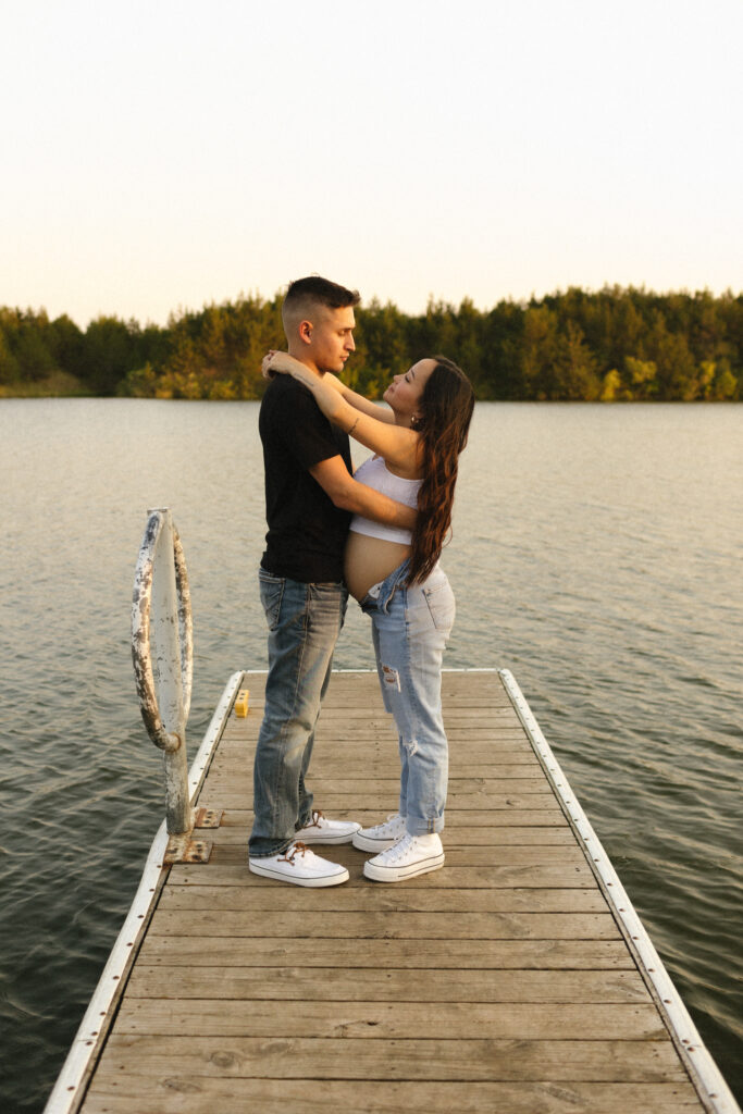 Lake Alvin Maternity Photoshoot