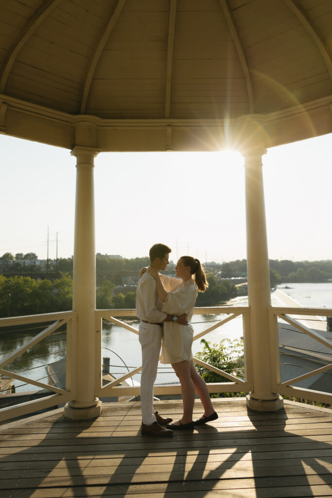 Romantic-newlywed-photos-featuring-the-architecture-and-city-views-at-the-Philadelphia-Museum-of-Art